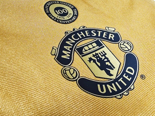 Long sleeves: Manchester United Retro 2001/02