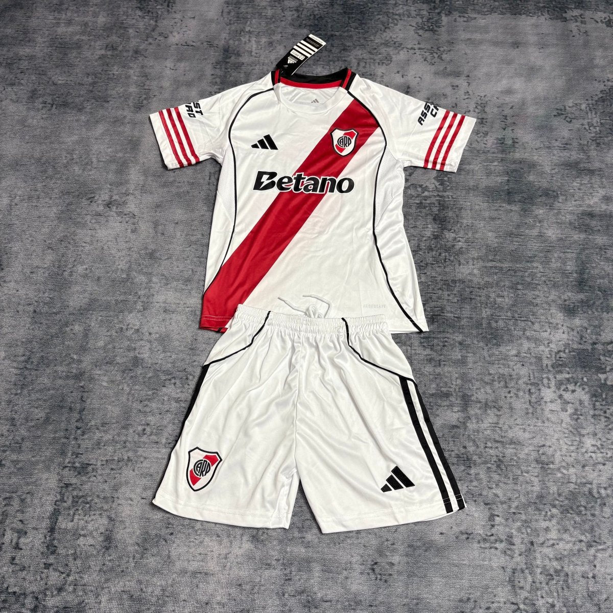 Kit infantil River Plate 2025/26