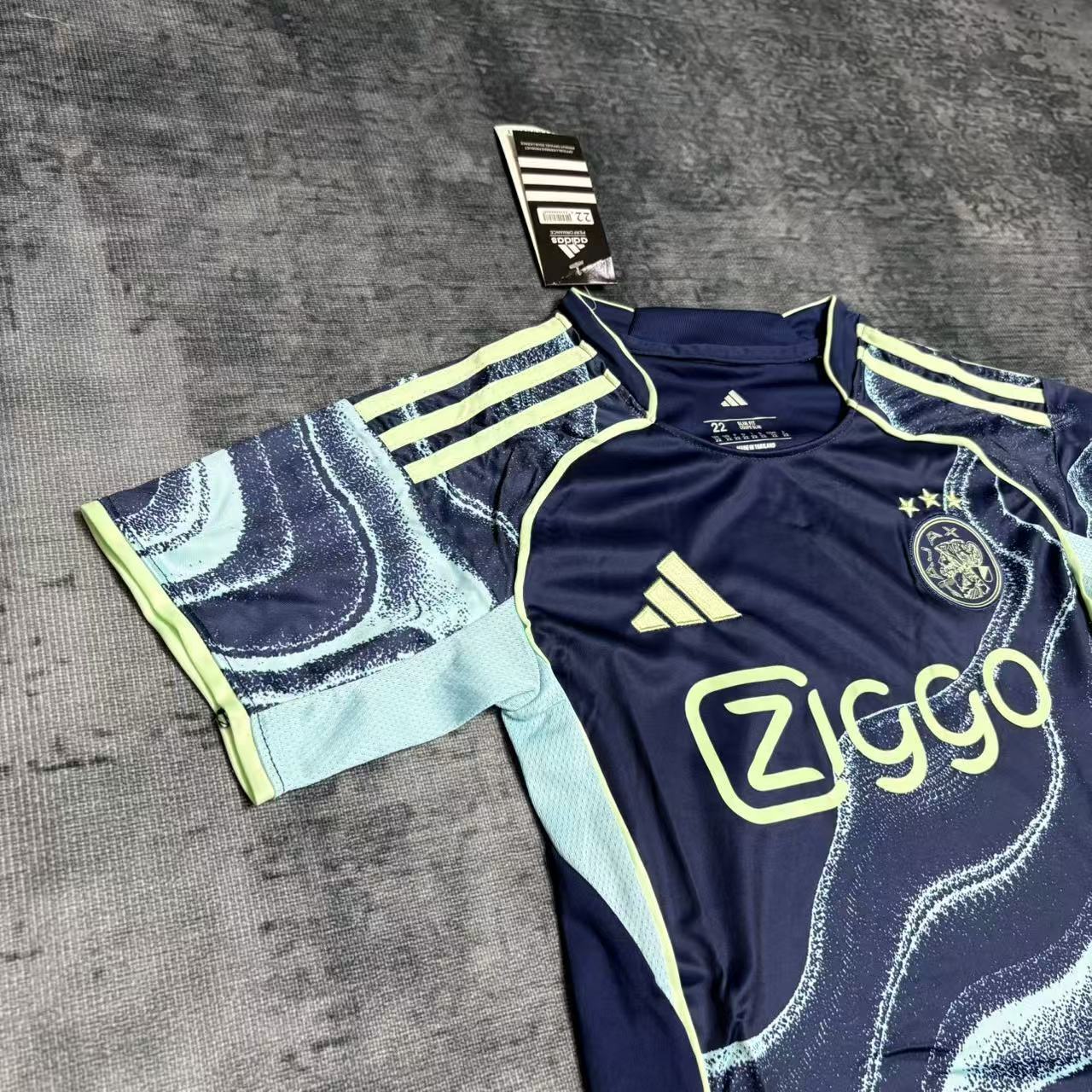 Conjunto infantil del Ajax 2025/26