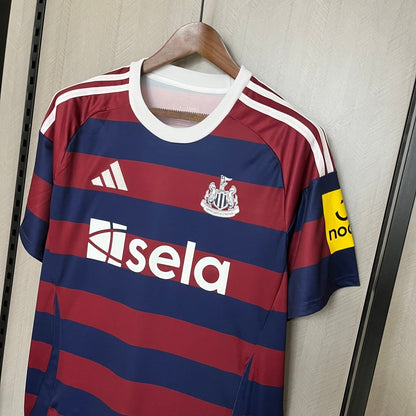 Camiseta azul y roja del Newcastle United 24/25