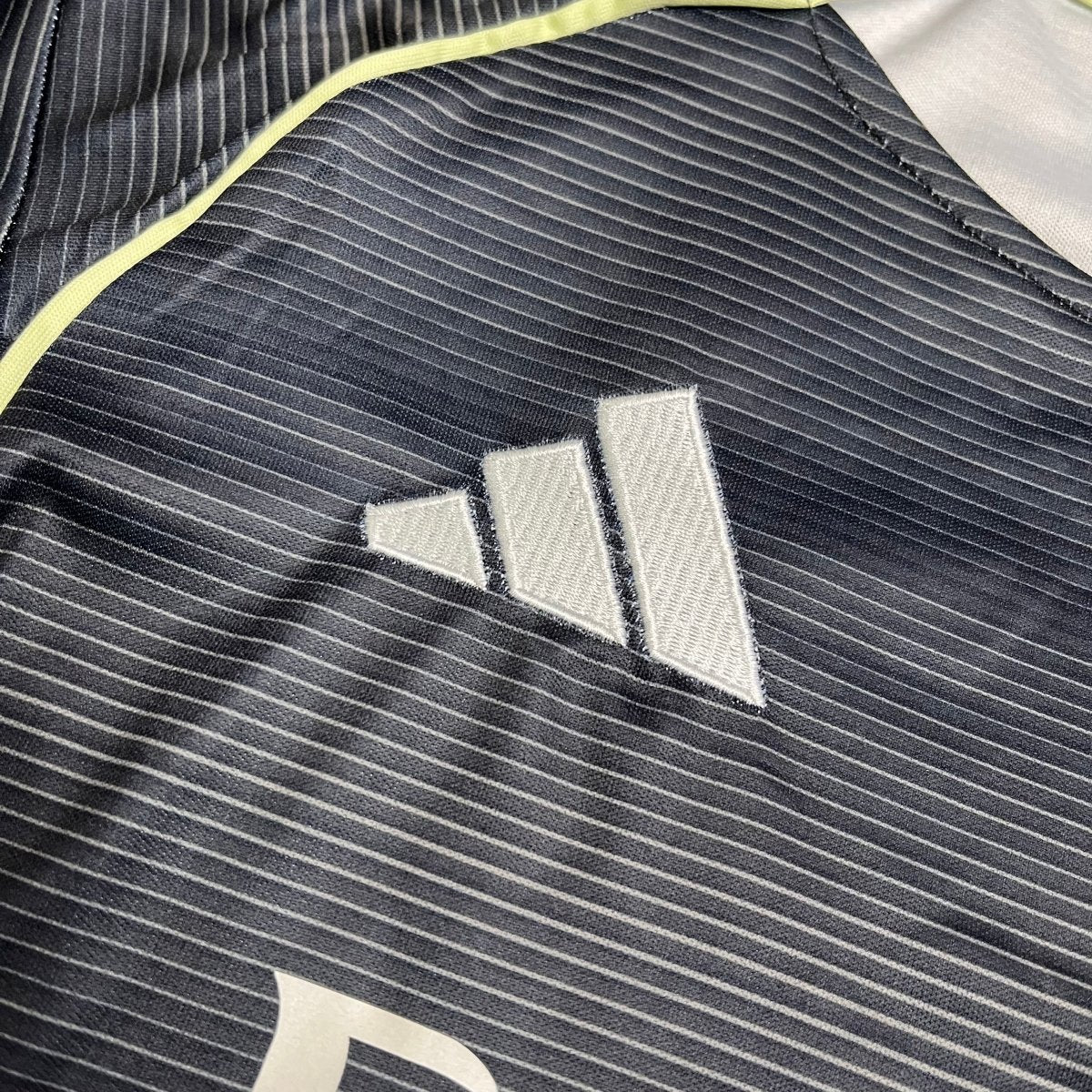 Kit infantil del Real Madrid 2025/26