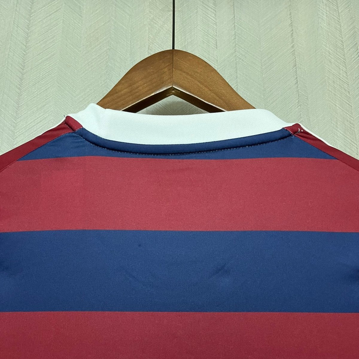 Camiseta azul y roja del Newcastle United 24/25