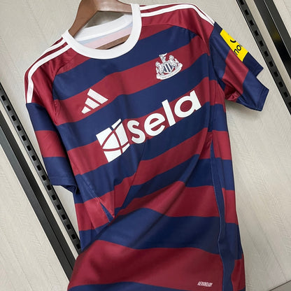 Camiseta azul y roja del Newcastle United 24/25