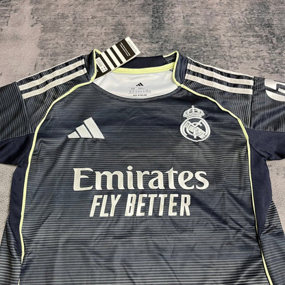 Kit infantil del Real Madrid 2025/26