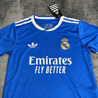 Kit infantil del Real Madrid 2025/26