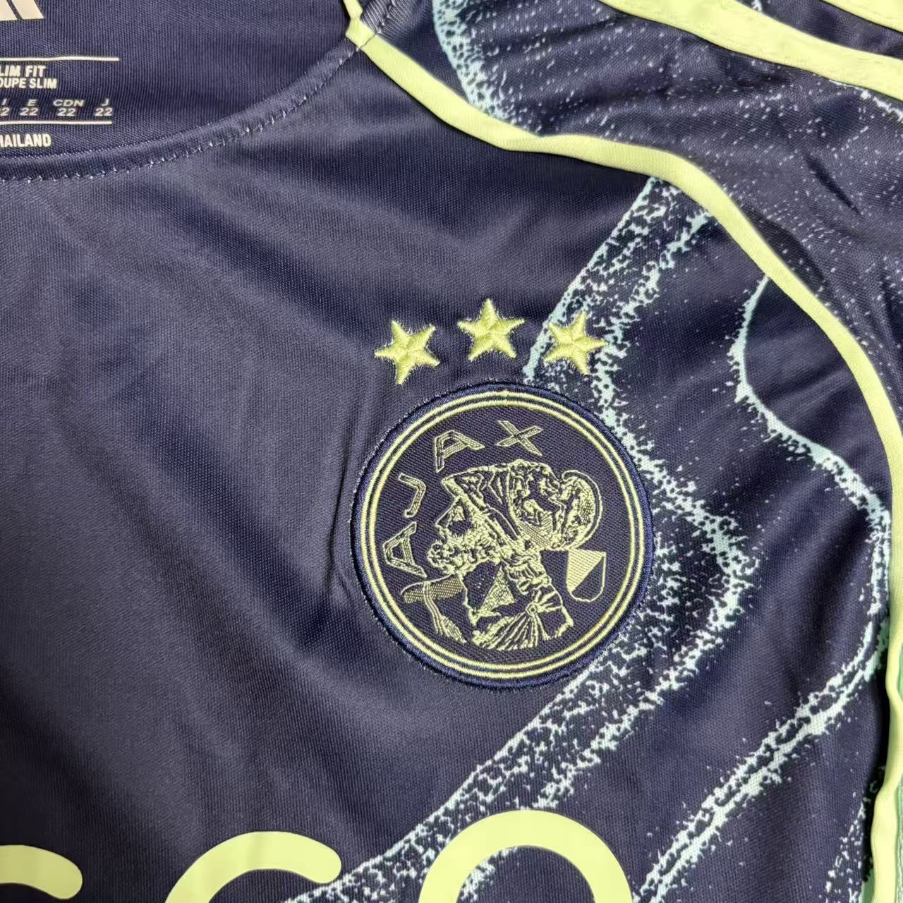Conjunto infantil del Ajax 2025/26
