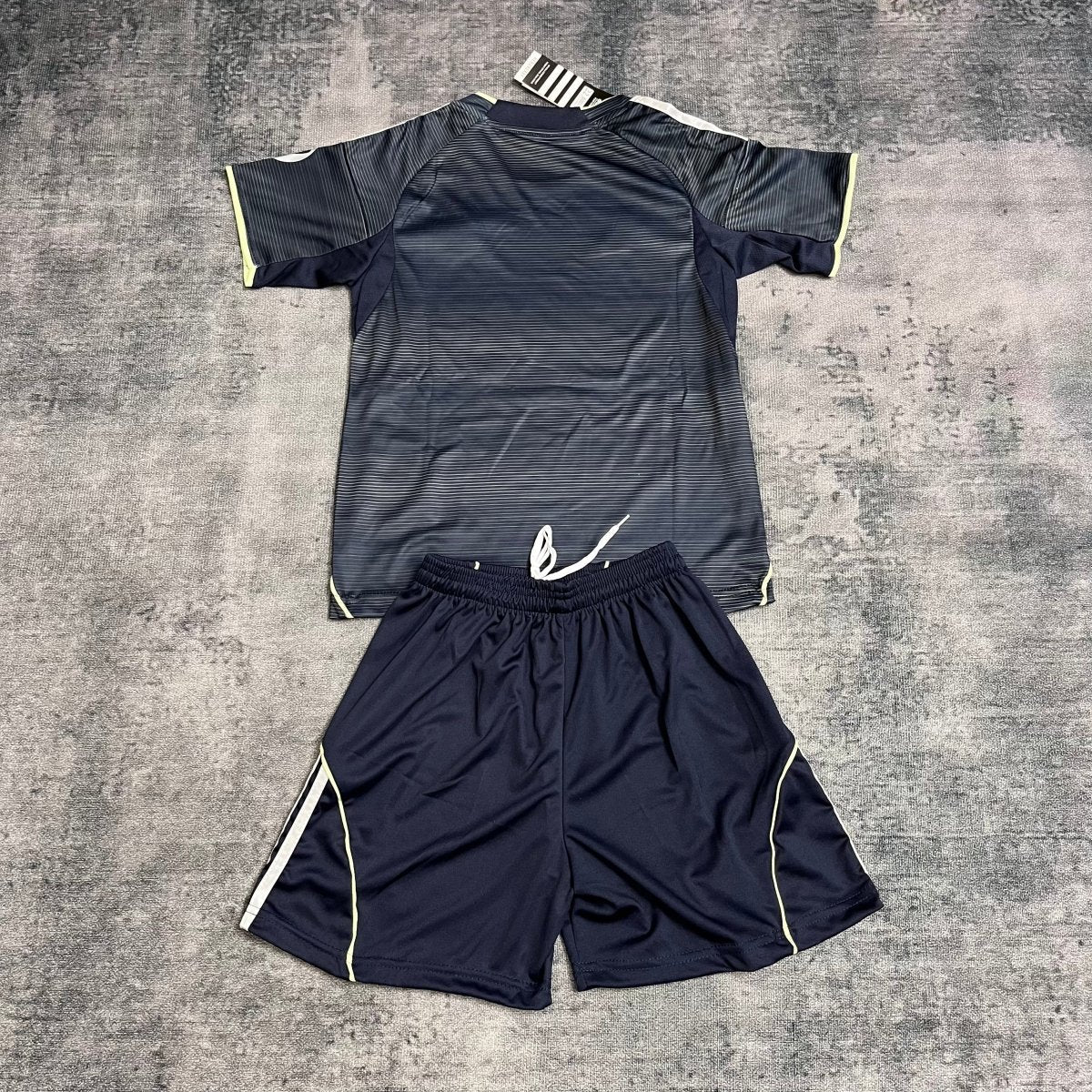 Kit infantil del Real Madrid 2025/26