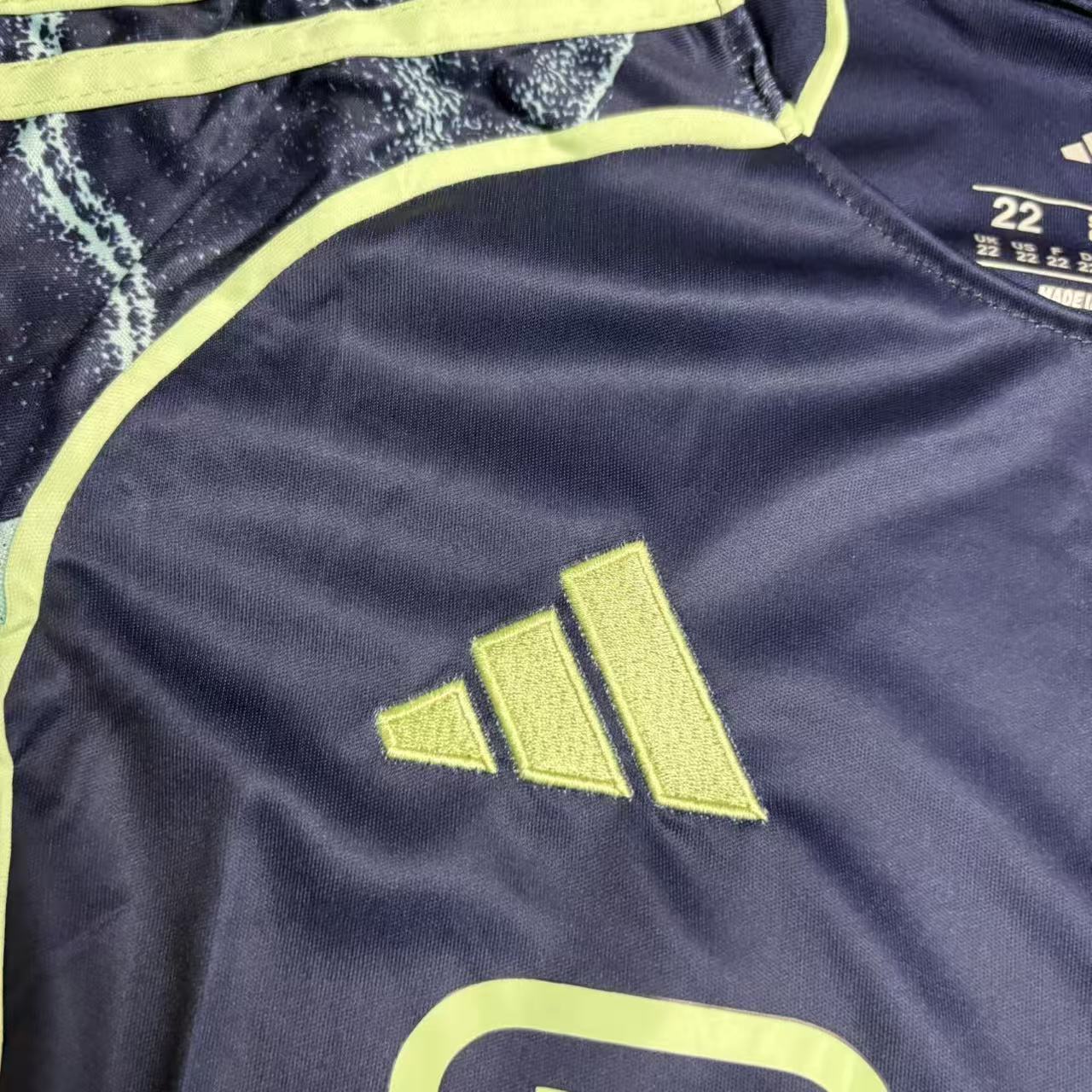 Conjunto infantil del Ajax 2025/26
