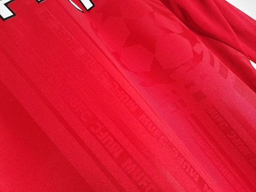 Long sleeves: Manchester United Retro 1999/00 Home