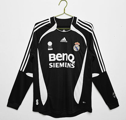 Long sleeves: Real Madrid Retro 2006/07