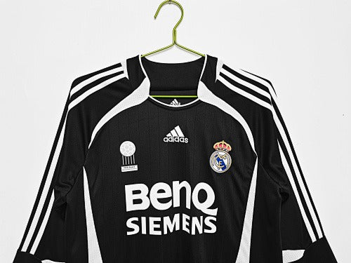 Long sleeves: Real Madrid Retro 2006/07