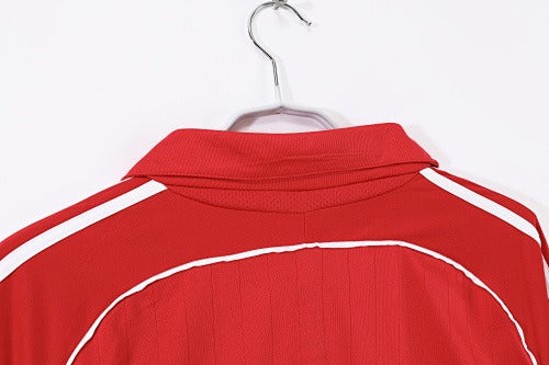 Long sleeves: Liverpool Retro 2006/07 home