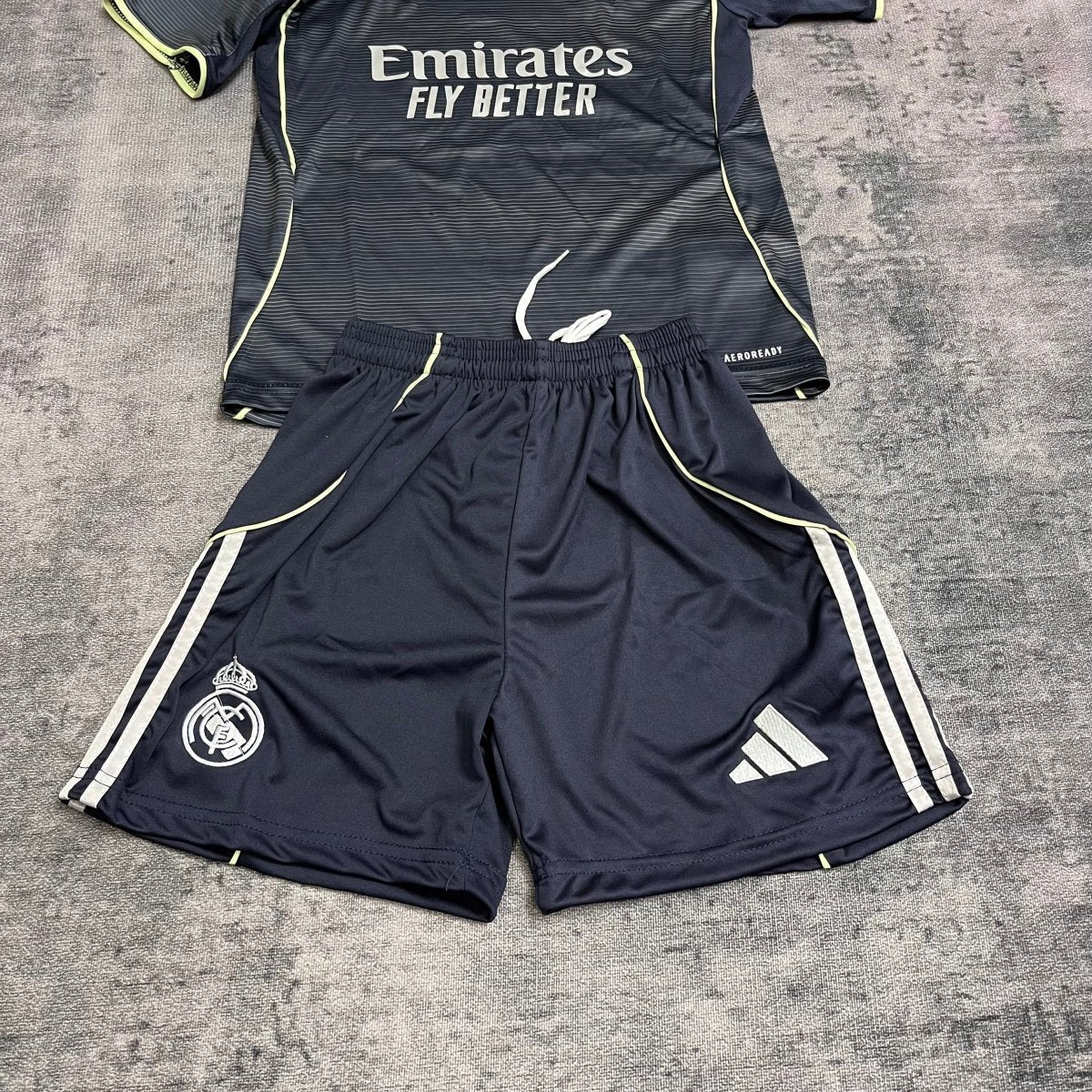 Kit infantil del Real Madrid 2025/26
