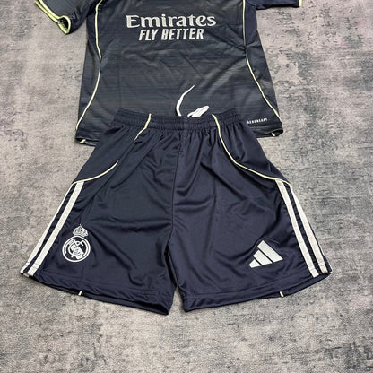 Kit infantil del Real Madrid 2025/26
