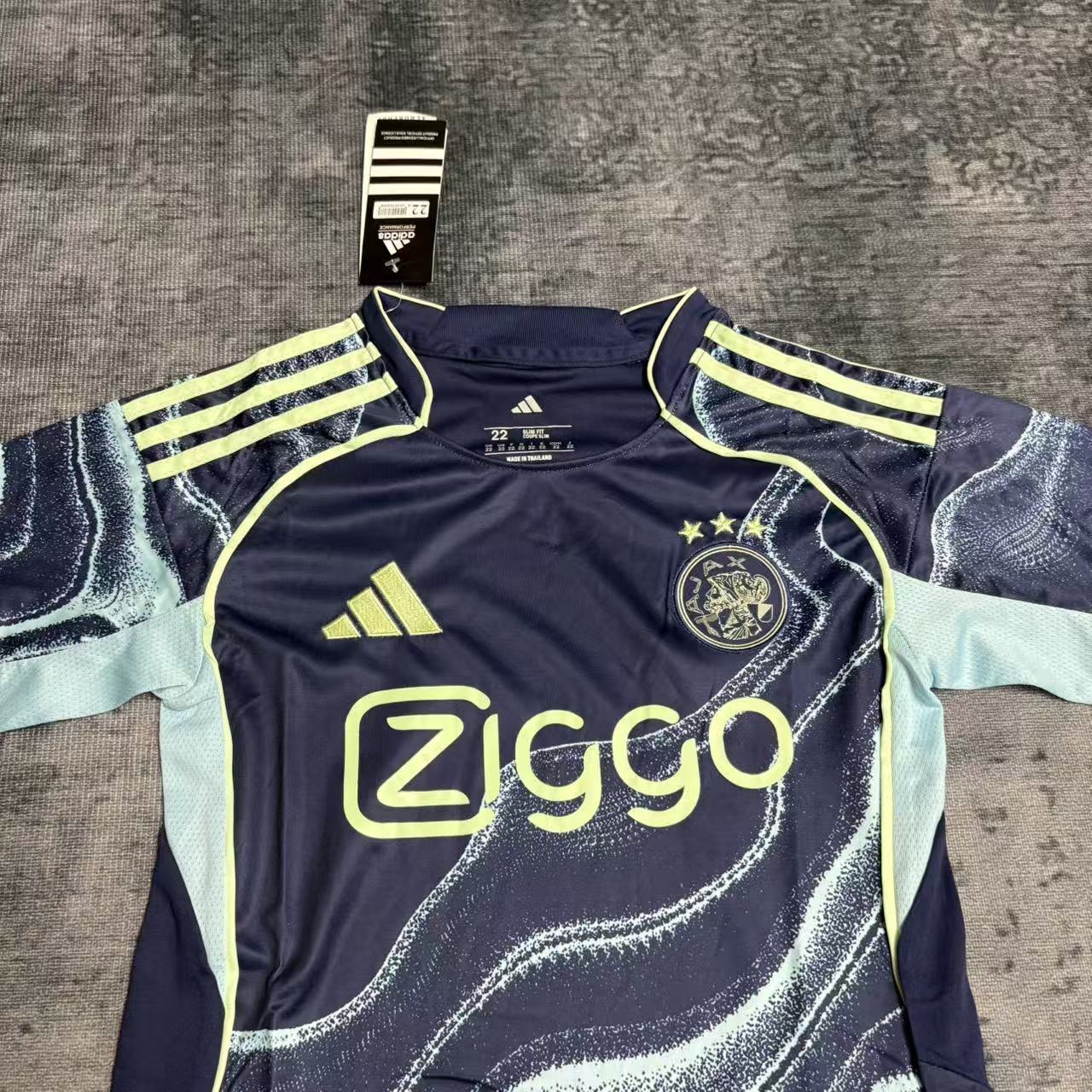 Conjunto infantil del Ajax 2025/26