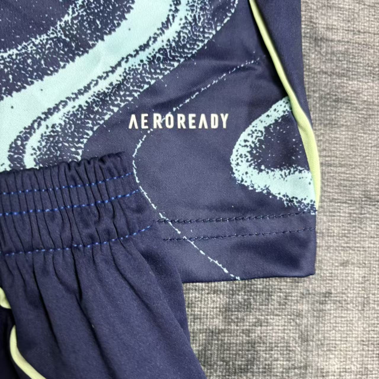 Conjunto infantil del Ajax 2025/26