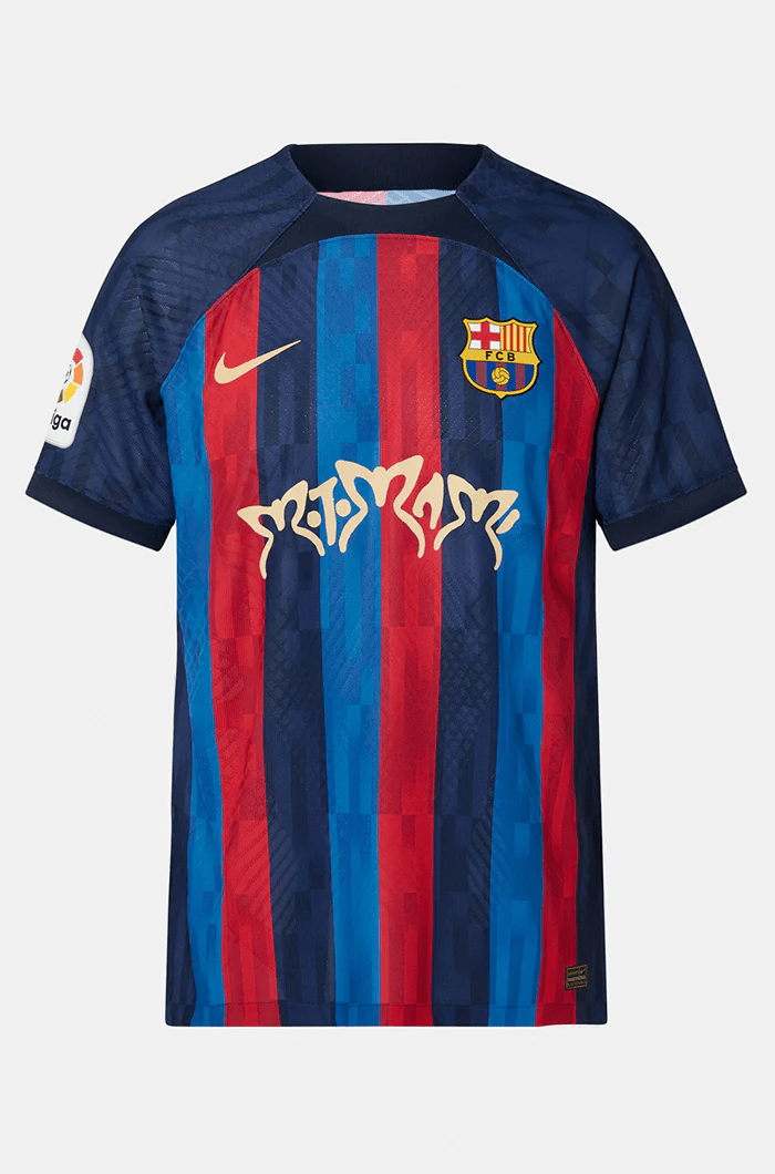 Camisa Barcelona Edição Especial Rosalía Motomami 22/23 Vermelha e Azul Masculina - DA Sports Oficial