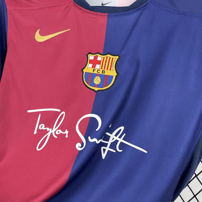 Camisa Barcelona Edição Especial Taylor Swift 2025 - Vermelha e Azul - (Feminina) - DA Sports Oficial
