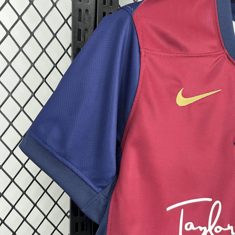 Camisa Barcelona Edição Especial Taylor Swift 2025 - Vermelha e Azul - (Feminina) - DA Sports Oficial