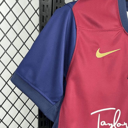 Camisa Barcelona Edição Especial Taylor Swift 2025 - Vermelha e Azul - (Feminina) - DA Sports Oficial