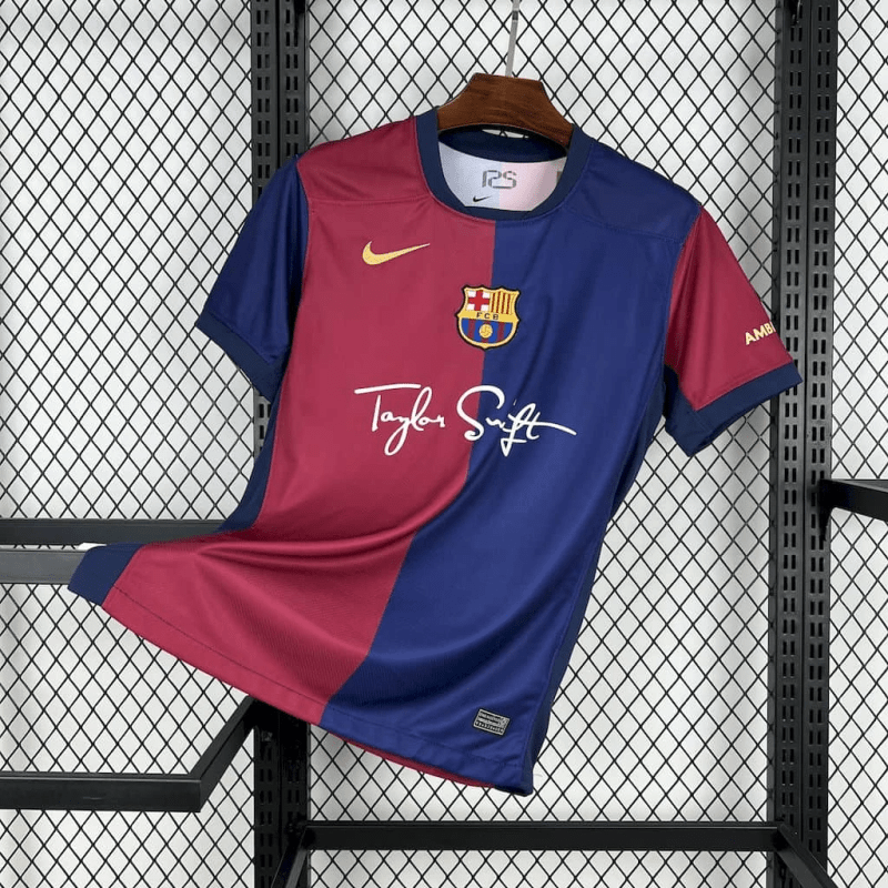 Camisa Barcelona Edição Especial Taylor Swift 2025 - Vermelha e Azul - (Feminina) - DA Sports Oficial