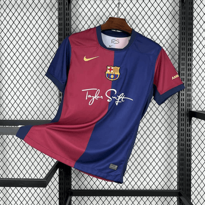 Camisa Barcelona Edição Especial Taylor Swift 2025 - Vermelha e Azul - (Feminina) - DA Sports Oficial