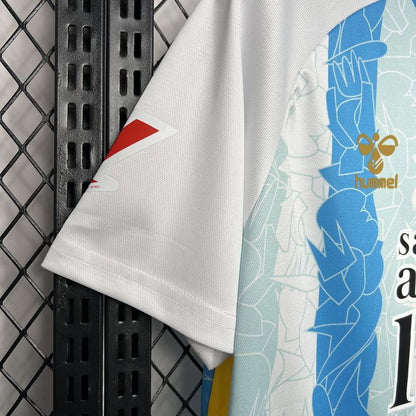 Camisa do Málaga I 24/25 - Branca e azul - DA Sports Oficial