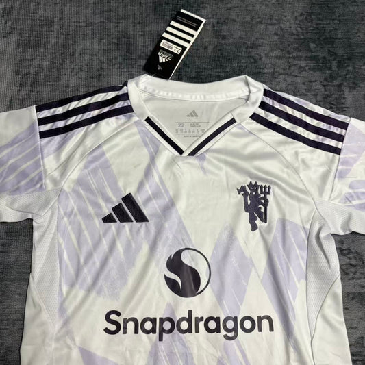 Kit infantil del Manchester United 2025/26