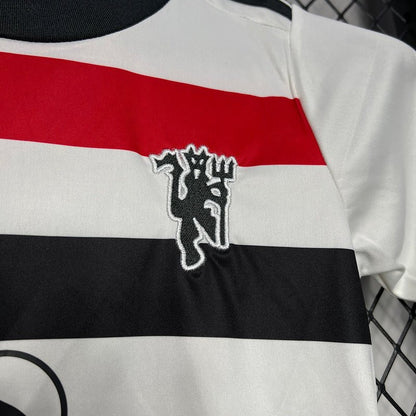 Kit Infantil Manchester United 24/25 - Branco e Vermelho - DA Sports Oficial
